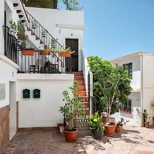 https://traditional-central-2-double-bed-apt-in-quiet-square.hotelsinnerja.org